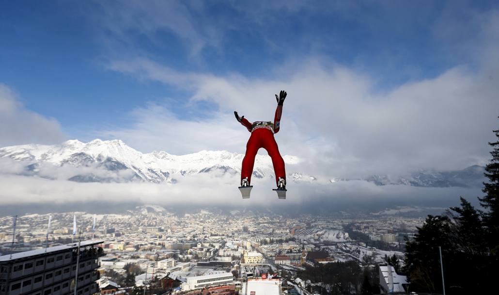 Le foto sportive pi spettacolari del 2015: qui il norvegese Anders Fannemel nell&#39;incredibile salto valido per il 63 Four-hills Ski jumping tournament i a Innsbruck, Austria (Reuters) 